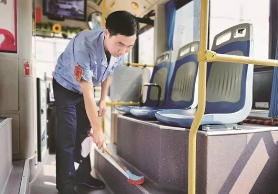 你我身邊的公交車(chē)長(cháng)丨石亞杰： 服務(wù)乘客很用心 意見(jiàn)本成表?yè)P本