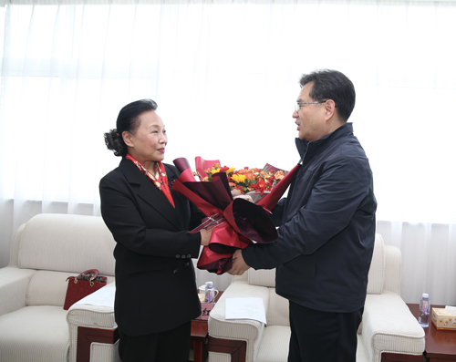 全國勞動(dòng)模范李素麗來(lái)洛陽(yáng)公交傳經(jīng)送寶